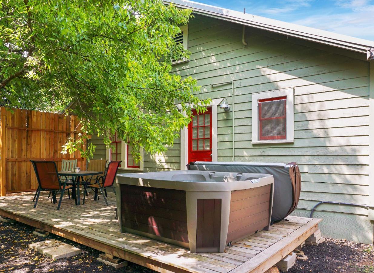 Bungalows On The Square- Unit 1 Wimberley Exterior photo